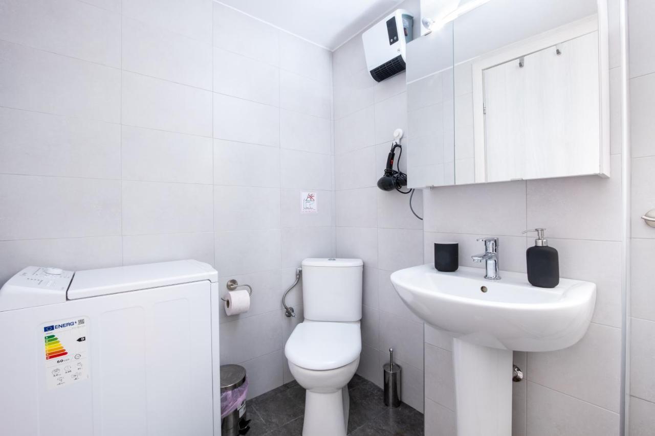 Urban Lifestyle Apartment In Pireus Exteriör bild